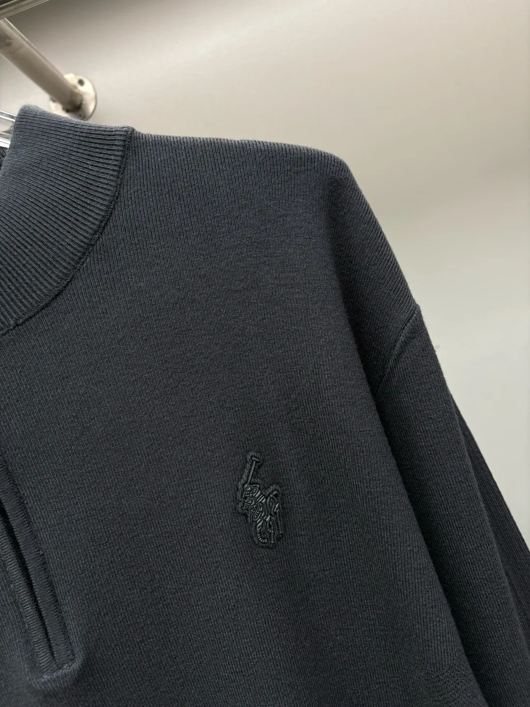 🅿️320 POLO Ralph Lauren new zipper sweater, original fabric, official same style, made of customized natural medium-thick imported wool yarn, very comfortable and smooth to the touch, very wide and stylish, produced by a first-line brand factory, woven by imported machines, very soft and skin-friendly to wear, and will not deform after long-term wear. The latest autumn and winter style, fashionable and individual, super versatile and good-looking, very suitable for both men and women, a must-have color for everyone. Color: black, gray, caramel color Size: L-4XL